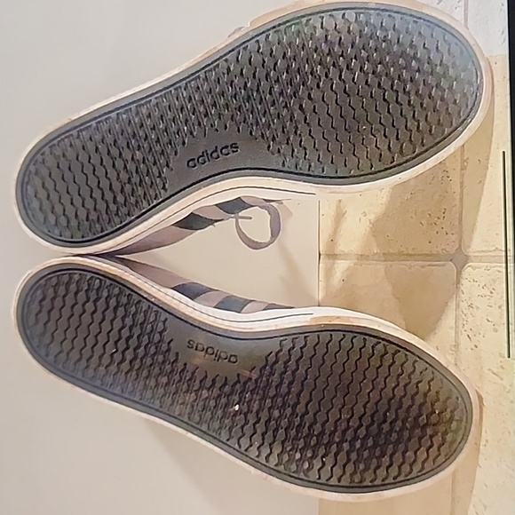 Like New!! Adidas Sneakers Unisex, Woman's Sz 5 in tag - Picture 4 of 11